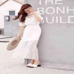 时尚达人张虹一街拍曝光 白色蕾丝连衣裙仙气十足