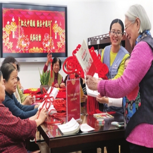 河西区图书馆举办“红火中国结欢喜中国年”主题民俗活动