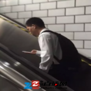 宁波一地下通道现偷拍狂打人 还扬言把照片发出去