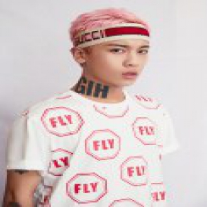 说唱选手郭浩曝光发带写真 时尚率性变身潮系少年