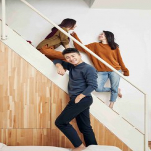 张雯圣诞随拍 与友人合影展节日温馨