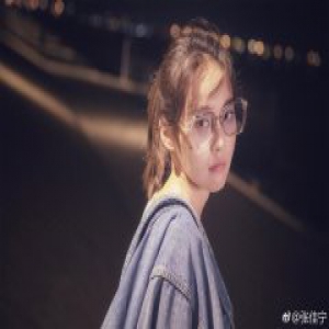 张佳宁街头甜笑散发魅力 宠粉狂魔再次上线