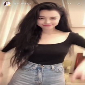 出其不意撩粉系列 葛天边做鬼脸边跳舞敲可爱