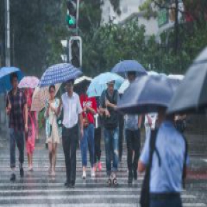 北京两条公交线受雨影响调整路线