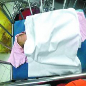 120急救！孕妇临盆在即医生电梯内镇定接生