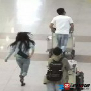 杨幂蓬头垢面机场狂追刘恺威，被推后仍不死心!