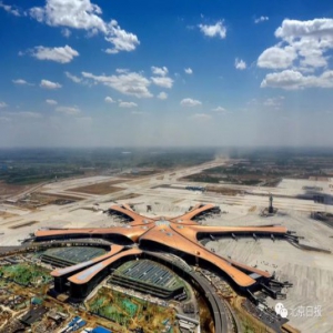 北京新机场主航站楼完工 4条跑道上的灯亮了
