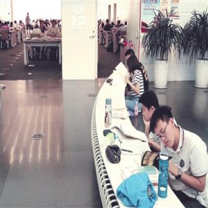 天津图书馆自习室座无虚席 学习氛围浓厚