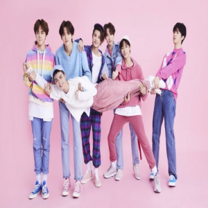 乐华七子NEXT圣诞节曝粉色写真 演绎高甜漫撕男