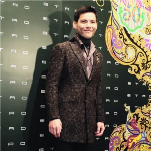 向佐携手刘嘉玲为展览揭幕 精致暗纹正装展现复古魅力