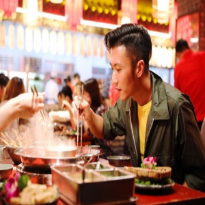 张靓颖竟教谢霆锋吃“兔兔”？《锋味》深入成都