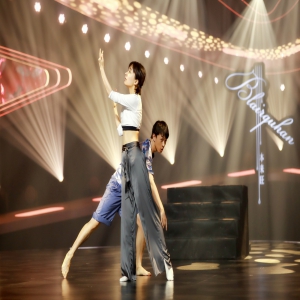 张靓颖用舞蹈“煲鸡汤” 吴昕首当队长焦急落泪