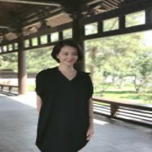 刘雨鑫寻访古建筑 气质淡雅展现知性魅力