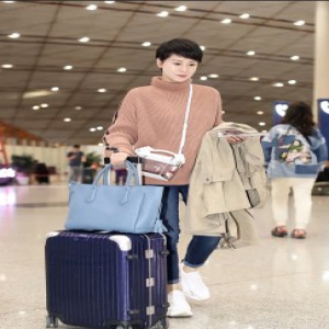 海清暖橙毛衣舒适大方 双包出行轻便又时尚