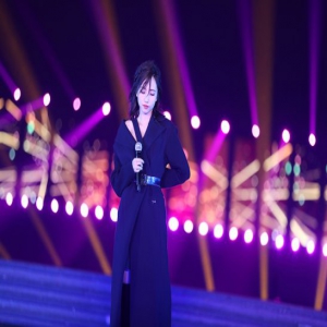 刘惜君受邀出席活动 现场倾情献唱经典歌曲