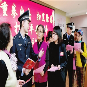 天津市各界组织开展扫黑除恶宣传活动(图)