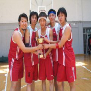 艾伦讲述与篮球结缘历程 自谦“身体薄弱”