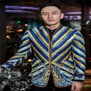 顾佑明亮彩条纹造型复古摩登显风度