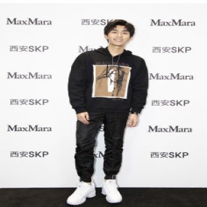 王钰威出席活动 展秋冬暖男风范