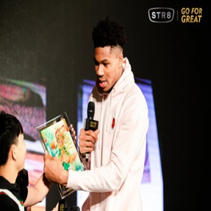 字母哥与球迷相聚南京