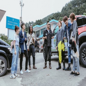 《野生厨房》火箭少女百分九男孩同框 小七徒手抓虫