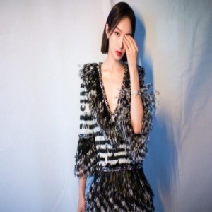 宋茜变身“锁骨精”亮相芭莎明星慈善夜 深V羽毛短裙高贵优雅