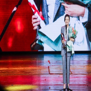 岳以恩获“文荣奖”最佳女配角 演技获肯砥砺前行
