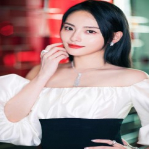 张嘉倪二胎后首亮相芭莎慈善夜 优雅大方被赞“高贵白天鹅”