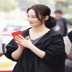 蒋勤勤产二胎后复出拍戏 路人晒照力证其颜值依旧