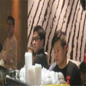 霍启刚抱儿子买餐 一点霸道总裁架子都没有