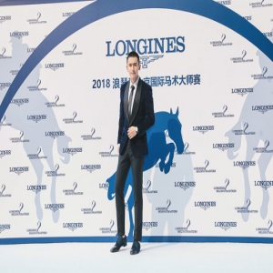 张哲瀚受邀出席国际马术赛 丝绒西装展绅士气质
