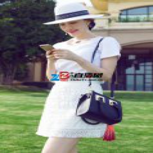 吕佳容最新时尚街拍大片曝光 元气穿搭尽显少女气息