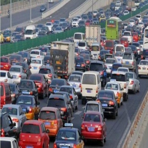 心真大！两司机高速吹牛致拥堵 被罚200元扣6分