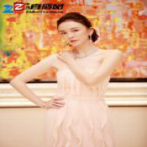 吕佳容出席亚洲音乐盛典 抹胸长裙摆脱冬日单调