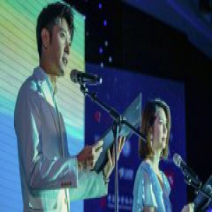 张丹峰洪欣夫妇登台幸福列车留守儿童心灵夜读会为爱发声