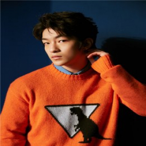 屈楚萧甘愿自罚一杯 现身时尚活动秒变段子手