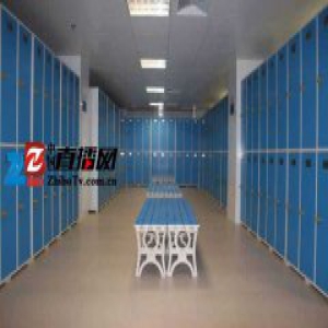 四川绵阳18岁男生扮女装进泳池女更衣室，涉偷窥被拘5日