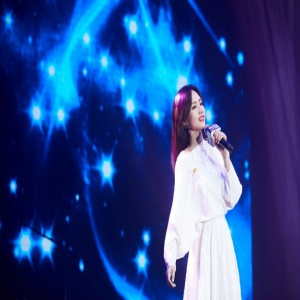 刘惜君亮相音乐会 深情献唱温暖全场