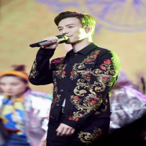 王冠逸金鹰节献唱 一身玫瑰西装宛若王子