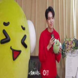 迪玛希巡演后台红色卫衣帅气亮相 偶遇绿色玩偶“被碰瓷”