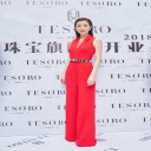 佘诗曼受邀亮相某品牌活动 自信洒脱气场全开