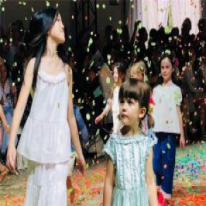 多多李嫣同台走秀 风格不同但都是气场十足