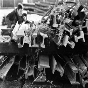 百年钢轨乱堆放 锈迹斑斑侵铭文 中国铁道博物馆回应