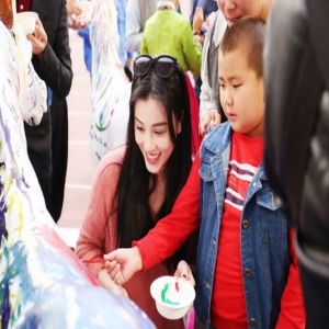 葛天陪自闭症儿童彩绘 身体力行做公益被赞人美心善