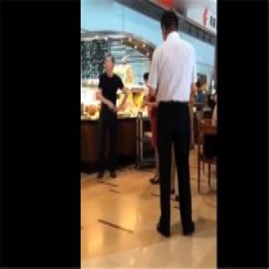 冯小刚机场理论 只因嫌弃菜难吃？