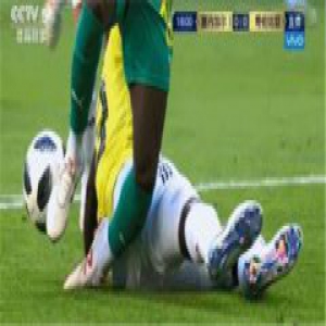 J罗伤退 在第31分钟因伤被换下