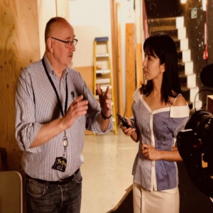 娄艺潇探访音乐剧《国王与我》 实力教学东北话