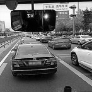 京藏高速进出京段高峰期私家车肆意挤占公交道