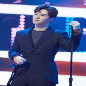 王冠逸帅气亮相盛典 获星和飞跃大奖