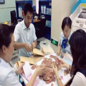 10万现金被水泡发 受潮霉变成“渣渣”一碰就碎